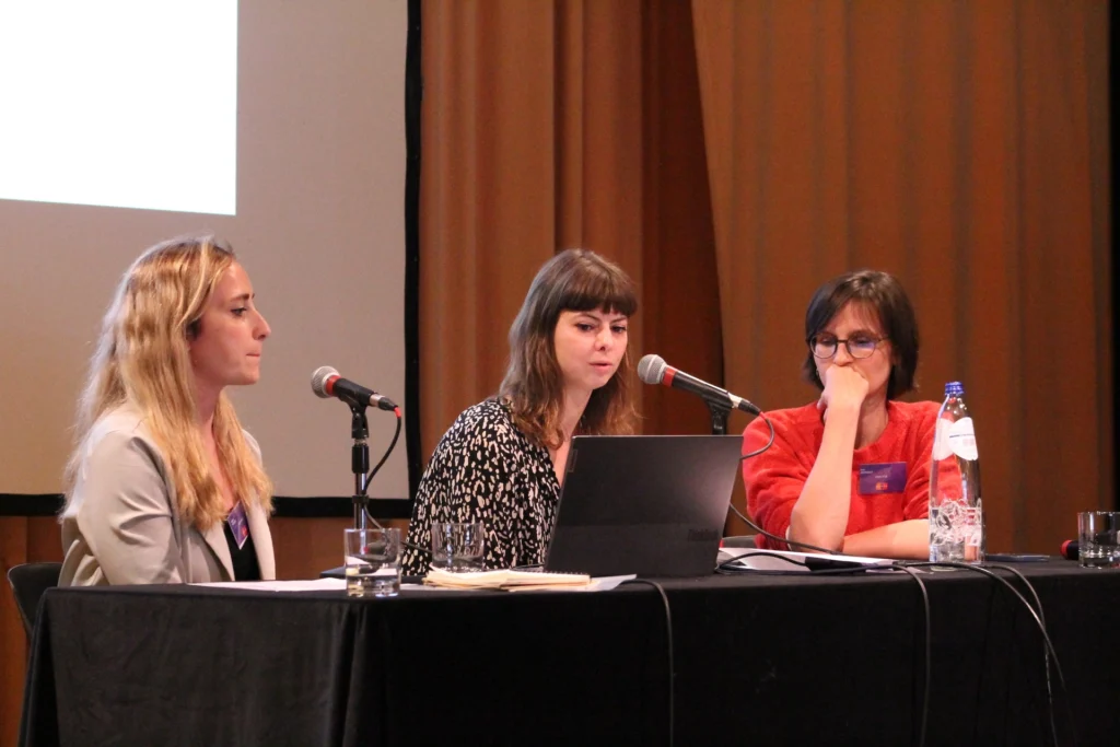 3 femmes au micro pour la Coordination Sociale de St-Gilles