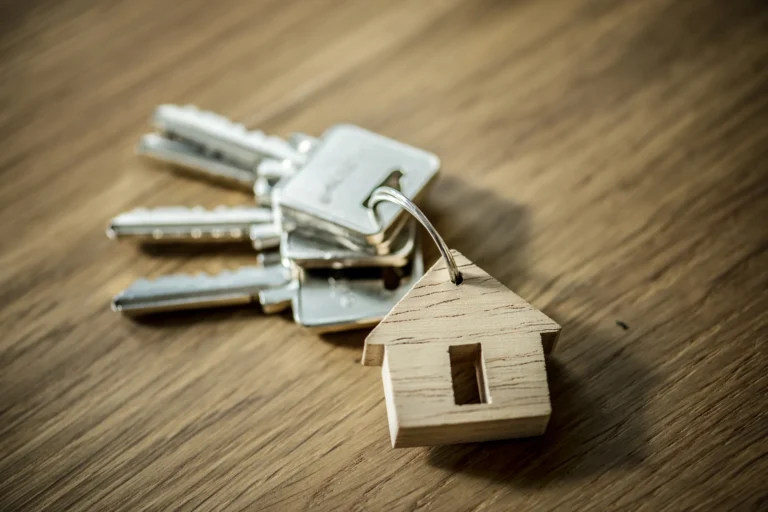Porte-clés posés sur une table, avec un porte-clé en forme de maison